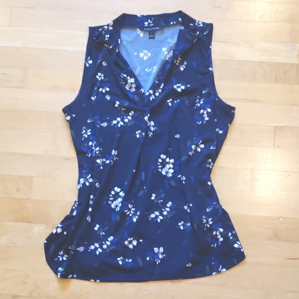 4/$15😄 Navy blue floral blouse